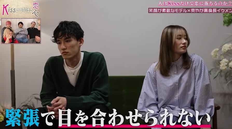 火爆综艺《先接吻再恋爱》第六第一集，两位美女展开呼之欲出的接吻表演